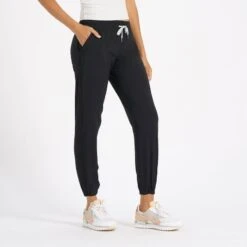 Vuori Women's Weekend Jogger 9 Vuori Women's Weekend Jogger -PineTrail Store vuori womens weekend jogger 1